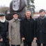 На ­фоне ­«Семьи» ­(слева направо): Дмитрий ­Пуляевский, Павел Мишанин (скульптор), Юрий Иваненко, Василий ­Слугин, Илья Мишанин (скульптор, автор), ­Владимир Садовский - Законодательное собрание ЛО