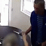 Разбойник после нападения на точку микрозаймов пошел выпивать к магазину (ВИДЕО) - СеверИнформ