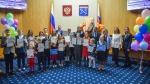 Грамотами и подарками отметили 25 участников конкурса детских рисунков "Город будущего"