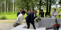 Глава Ленобласти возложил цветы к мемориалу советским воинам в поселке Лукаши - ЛенТВ24