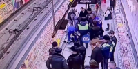 Напавшему на гипермаркет в Петербурге готовы избрать меру пресечения. До этого он был в больнице с острым психозом  - 47 новостей