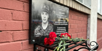 В Свердловском центре образования открыли «Парту Героя» и установили мемориальную доску - Online47.Ru