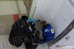 В Петербурге женщина оставила коляску с младенцем в торговом центре. Рядом была записка