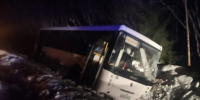 Под Подпорожьем автобус-развозка попал в аварию. Пострадали больше десятка человек - 47 новостей