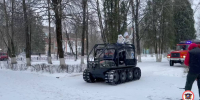 Дед Мороз и Снегурочка на снегоболотоходе поздравили детей из Донбасса в Волхове - 47Channel.Ru