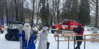 В Волхове Дед Мороз и Снегурочка на снегоболотоходе поздравили детей из Донбасса - Online47.Ru