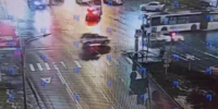 На «зебре» в Петербурге автобус сбил женщину-пешехода - видео - 47Channel.Ru