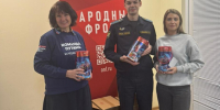 Порадовали подарками ребят из пункта временного размещения в Тихвинском районе - УФССП ЛО