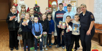 Полицейский Дед Мороз поздравил с приближающимся праздником юных ленинградцев - ЛенТВ24