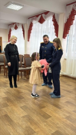 Новогоднее волшебство продолжается. В Ленинградской области офицеры Следственного комитета России исполнили мечту девочки из Кингисеппского ресурсного центра