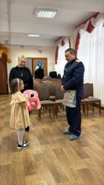 Новогоднее волшебство продолжается. В Ленинградской области офицеры Следственного комитета России исполнили мечту девочки из Кингисеппского ресурсного центра