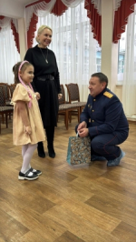 Новогоднее волшебство продолжается. В Ленинградской области офицеры Следственного комитета России исполнили мечту девочки из Кингисеппского ресурсного центра