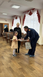 Новогоднее волшебство продолжается. В Ленинградской области офицеры Следственного комитета России исполнили мечту девочки из Кингисеппского ресурсного центра