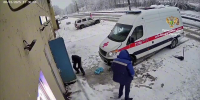 В Петербурге на Заусадебной с крыши здания упал кусок льда - 47Channel.Ru