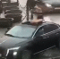 В центре Петербурга девушка каталась на крыше иномарки - Online47.Ru