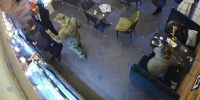 Мужчина в камуфляже угрожал ножом персоналу пекарни в Петербурге - видео - 47Channel.Ru
