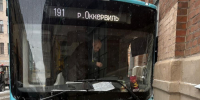 В Петербурге на Чкаловском проспекте автобус выехал на тротуар и притерся к фасаду - 47Channel.Ru