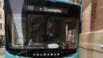 В Петербурге на Чкаловском проспекте автобус выехал на тротуар и притерся к фасаду