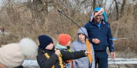 Сотрудники ЕМЗ отметили Масленицу с блинами, конкурсами и сжиганием чучела. - 47Channel.Ru