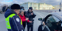 На Дворцовой площади в Петербурге женщинам-водителям вручили тюльпаны - ЛенТВ24