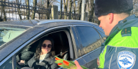 В Выборгском районе прошла акция «Цветы для автоледи» - 47Channel.Ru