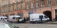 В Петербурге полицейские продолжают работать на месте, где ранее обнаружили пенсионера-расчленителя - Online47.Ru