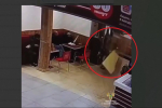 В торговом центре на юго-западе Петербурга школьница уронила электронную сигарету и рухнула вместе с потолком