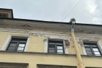 В Петербурге ребенок находится в тяжелом состоянии после падения облицовки с дома