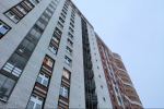 Металлическая деталь окна отправила прохожую в Петербурге в больницу