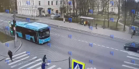 В Петергофе автобус сбил мальчика на самокате - видео - 47Channel.Ru