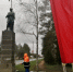 В Выборге у памятника советскому Воину-Победителю прошел субботник - Online47.Ru