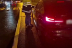 Полицейские под дождем разгоняли автопати дрифтеров у ТЦ в Кудрово и стадиона в Петербурге