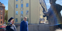 Александр Дрозденко возложил цветы к скульптурной экспозиции "Пограничникам Выборгских рубежей" - 47Channel.Ru