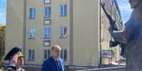 Александр Дрозденко возложил цветы к памятнику «Пограничникам Выборгских рубежей» - Online47.Ru
