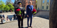 Александр Дрозденко возложил цветы к скульптурной экспозиции "Пограничникам Выборгских рубежей" - 47Channel.Ru