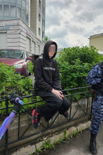 В Петербурге росгвардейцы помогли пенсионеру, сбитому самокатчиком