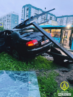 Пьяный водитель протаранил остановку с пешеходом в Петербурге - видео