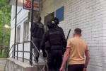 Двое дежурных полиции Петербурга задержаны за 390 тысяч взяток за «пробив» иностранцев