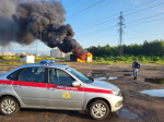 В Петербурге тушили пожар в контейнере с автомобильными покрышками