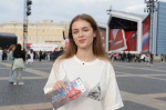 Выпускница из Петербурга, прославившаяся платьем с декольте, пришла на «Алые паруса» в скромном наряде