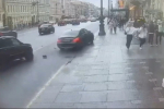 Видео: В Петербурге легковушка влетела в столб на Невском проспекте. Обломки полетели в пешеходов