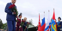 Губернатор Ленобласти возложил цветы к мемориалу в Парке воинской славы на Румболовской горе - Единая Россия