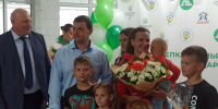 Александр Дрозденко вручил ключи от микроавтобусов многодетным семьям - 47Channel.Ru