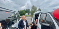 Александр Дрозденко вручил ключи от микроавтобусов многодетным семьям - Единая Россия