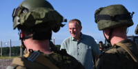 Александр Дрозденко встретился с военнослужащими-защитниками ленинградского неба в Волховском районе - Online47.Ru