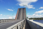 Ладожский мост разведут на 45 минут
