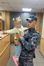 В Петербурге росгвардейцы за 10 минут нашли убежавшую от мамы малышку