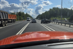 На Южном полукольце легковушку сплющило в аварии. Есть пострадавшие