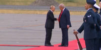 Путин и Трамп встретились с улыбками и рукопожатием и сразу отправились за стол переговоров - 47 новостей