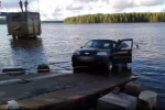 В Лодейном Поле водитель забыл поставить «Ниву» на ручник, за авто пришлось нырять – видео